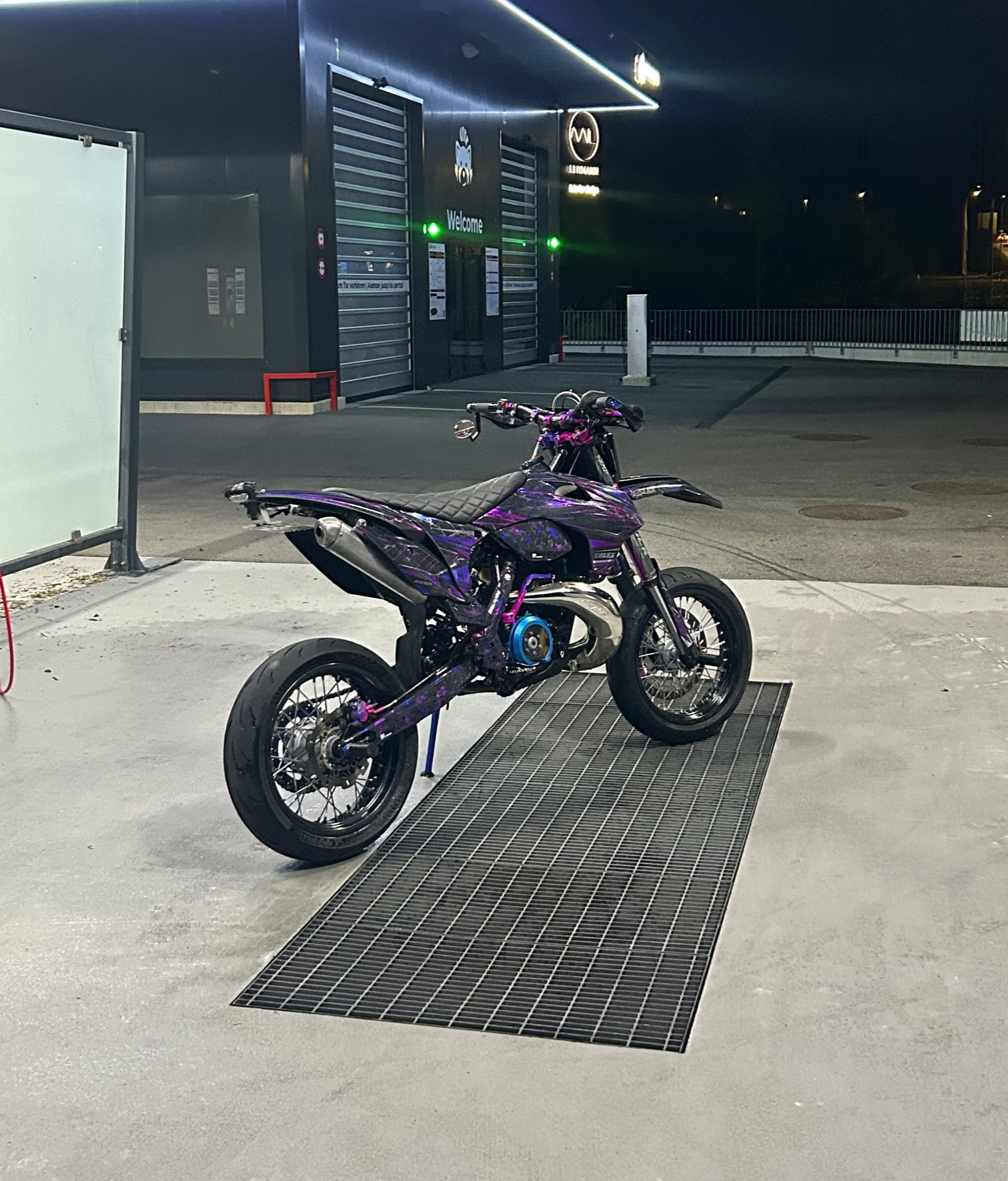 Motorrad mit Motech System bei Nacht