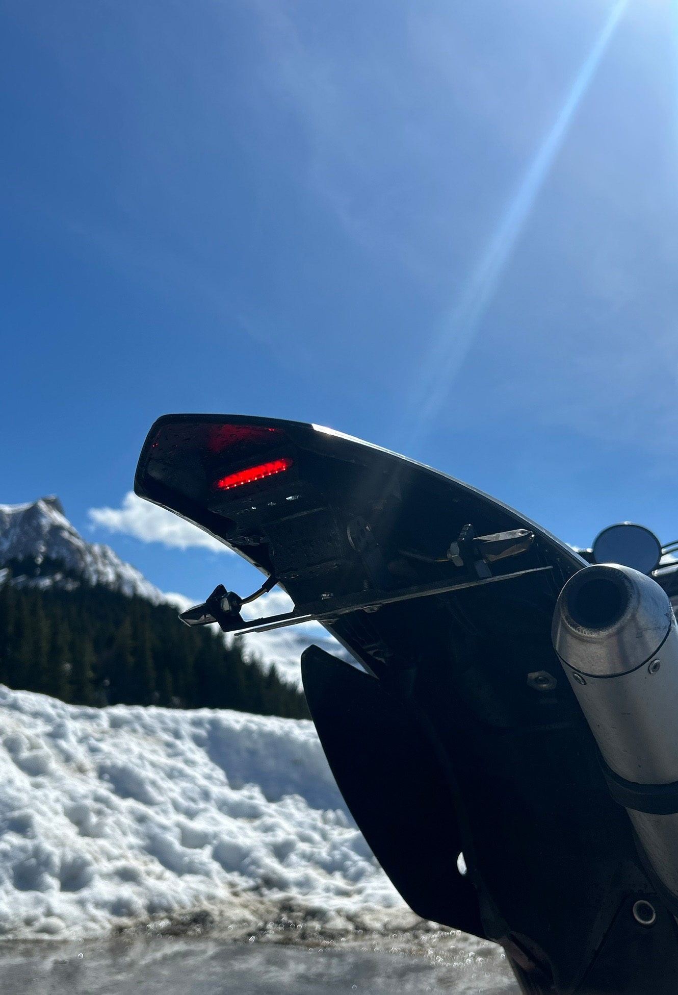 Motorrad mit eingeklapptem Kennzeichenhalter