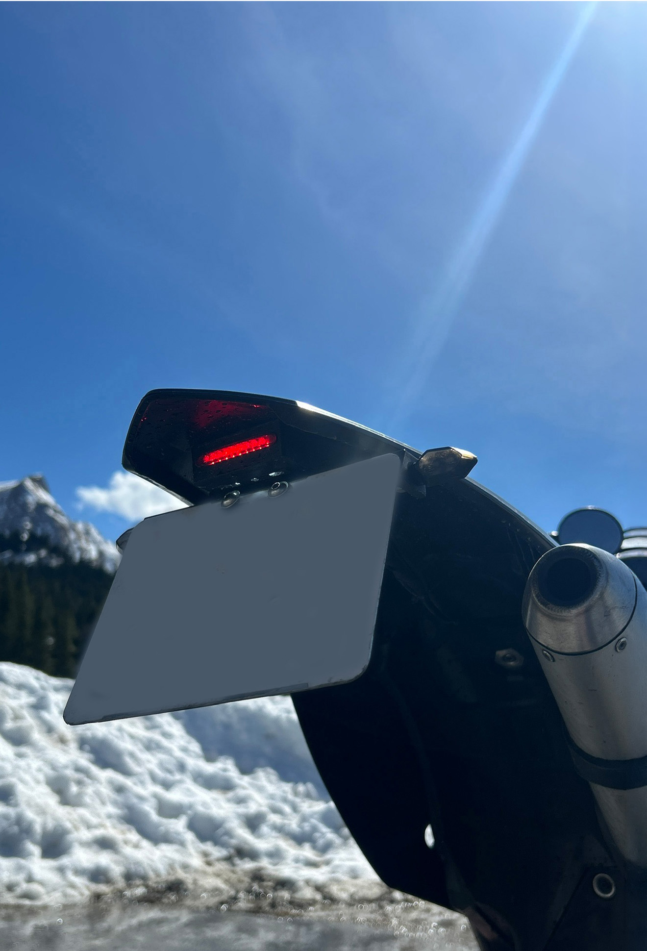 Motorrad mit sichtbarem Kennzeichenhalter